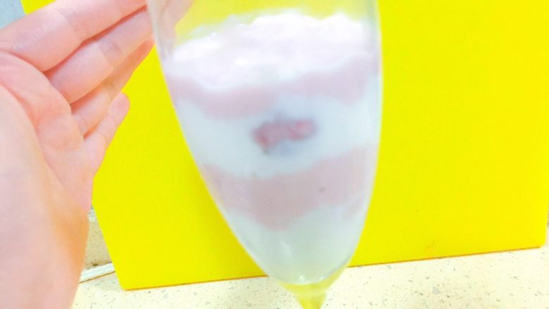 浪漫樱花●椰奶草莓双色双味布丁@@小白快手秒成,然后再加花进去白色,再铺粉色