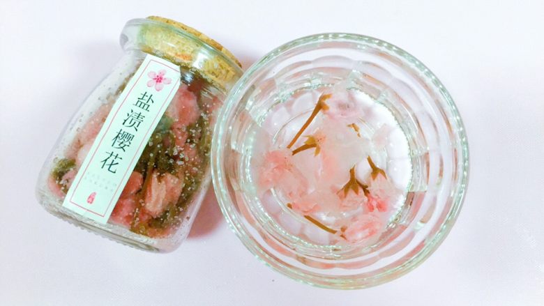浪漫樱花●椰奶草莓双色双味布丁@@小白快手秒成,然后取7朵樱花,用温水泡3分钟,再反复换水,直到冲到没有咸味。