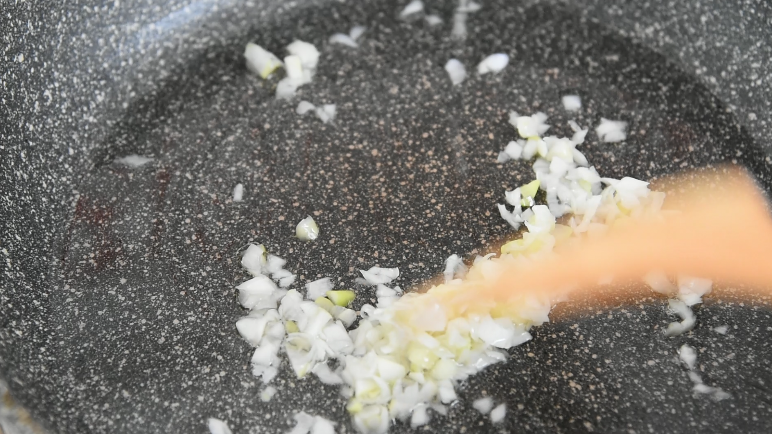 秋天不容错过的美味菜——葱烤芋艿,热锅冷油,倒入圆葱末煸炒