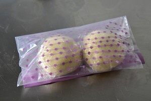 番茄芝士薄底披萨,烤箱预热200度
请将烤盘放在烤箱内一并预热
此次不用的面团用保鲜膜包好,放入冷冻室保存,下一次使用前取出室温自然解冻,再重复放置、擀底的步骤即可