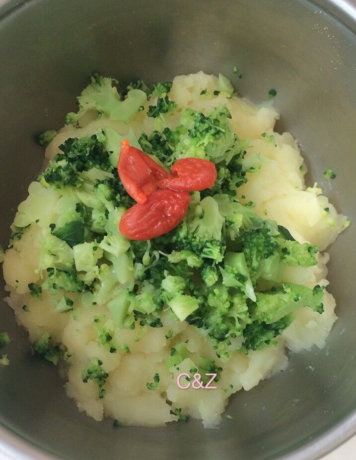 西兰花土豆泥,
将土豆泥与西兰花搅拌均匀即可。