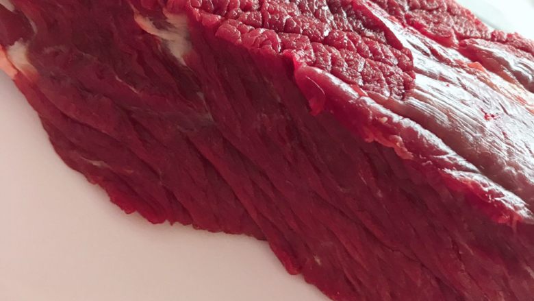 红酒牛肉条,牛肉好不好吃,很重要一点就是肉的新鲜度。不推荐超市牛肉。大部分都是注水肉。不划算,又不新鲜,而且还有害健康