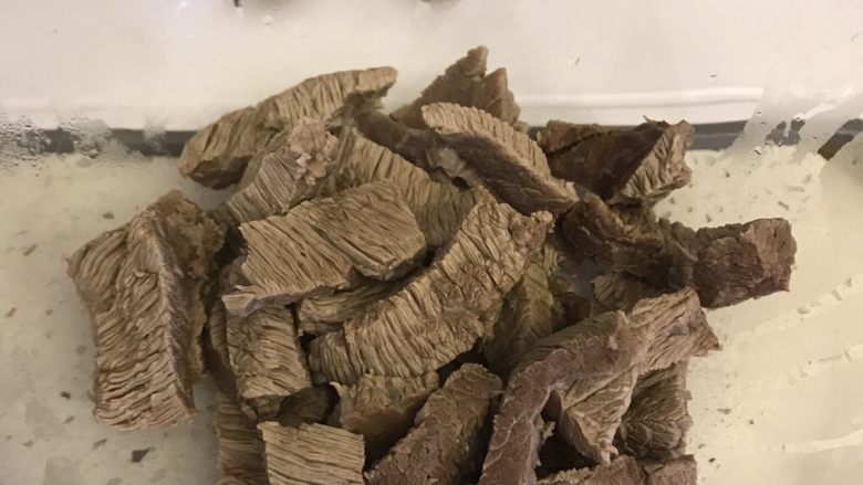 红酒牛肉条,锅里冷水下锅,入牛肉。煮开,捞出牛肉。沥干。