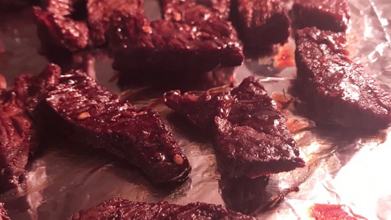 红酒牛肉条,再入烤箱。上下火160度,15分钟,