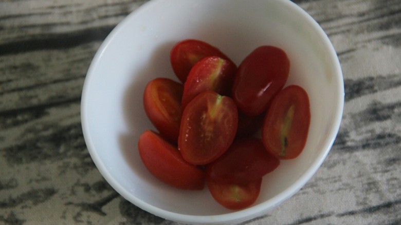 捞汁拌菜,<a style='color:red;display:inline-block;' href='/shicai/ 3438'>圣女果</a>几粒,切两半