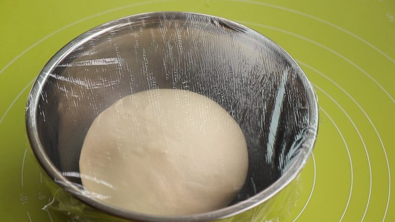 椰蓉小方包,将面团整理滚圆密封,放在约28度环境下发酵