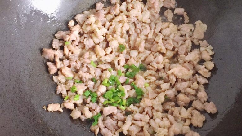 肉末豆腐,炒锅上火倒入适量油,下入腌好的肉末,快速炒散变色,放入葱花炒香。