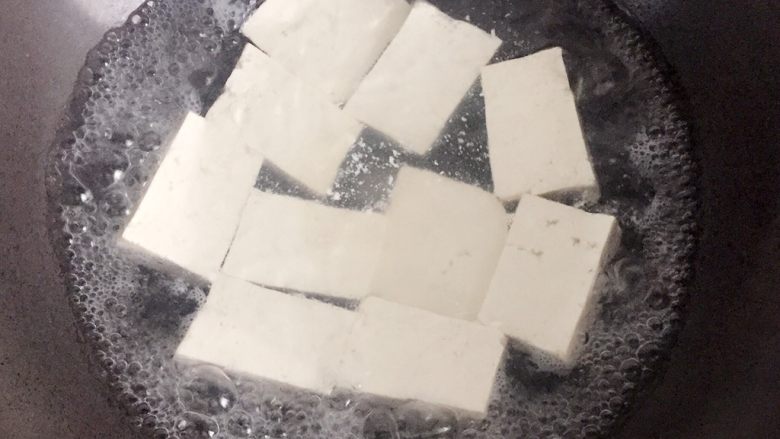 肉末豆腐,锅中加入适量清水烧开,放入切好的豆腐焯3分钟,捞出沥干水分。