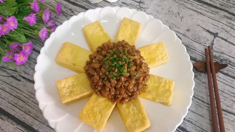 肉末豆腐,最后把炒好的肉末汁淋在摆好的豆腐上即可。