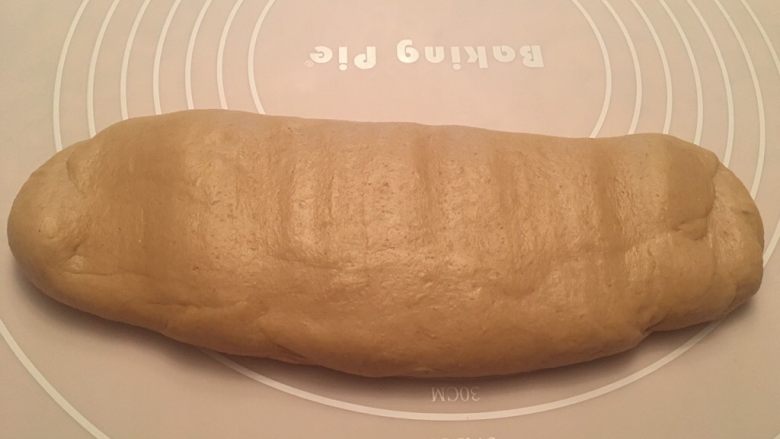 红糖核桃红枣软欧--无比美味,如果觉得膜不是很光滑,可以揉成长条,用擀面杖敲打一会