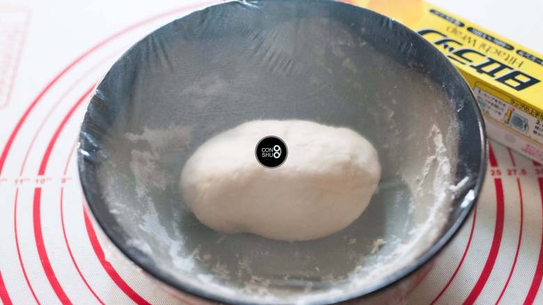 没有烤箱照样做出香浓芝士风味薄底披萨,揉好的面团放在碗里,覆上保鲜膜,室温25摄氏度下,发酵30分钟左右。如果室温偏低,发酵时间需要适当延长。面团发酵到按下慢慢回弹,不会出现裂纹为宜。