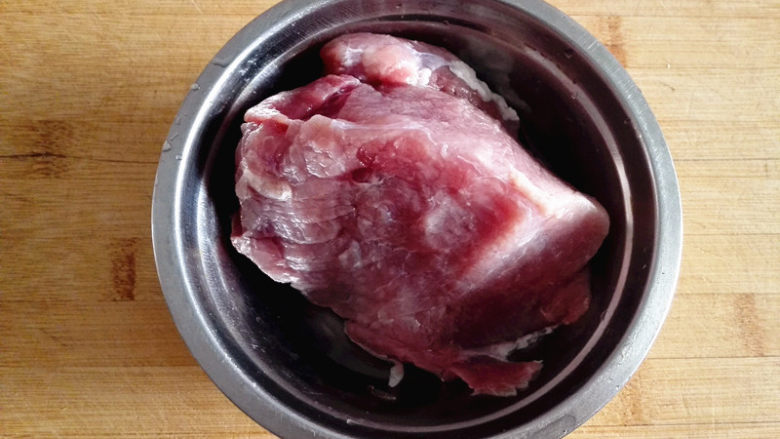 肉 松,先把<a style='color:red;display:inline-block;' href='/shicai/ 414'>猪肉</a>清洗干净,