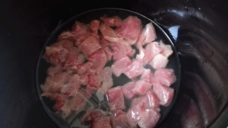 肉 松,将肉块倒入压力锅里,添入适量清水,没过猪肉即可,