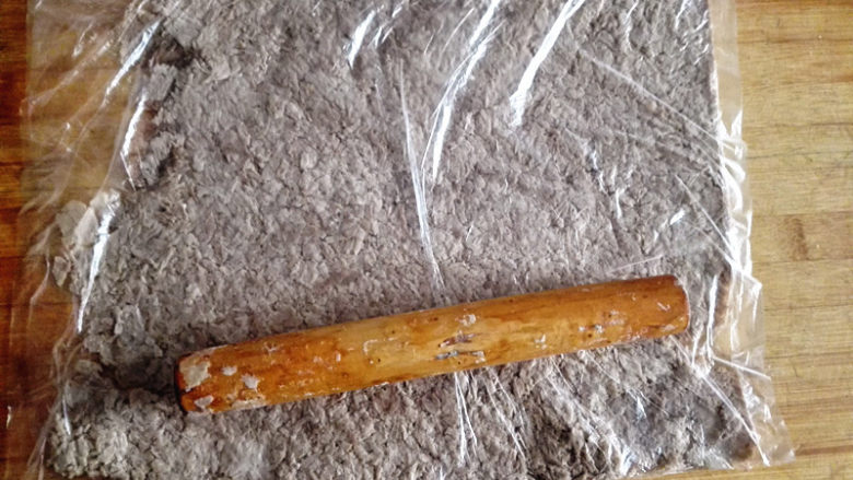 肉 松,炖好的肉,放凉后,放到保鲜袋里,用擀面杖擀碎,