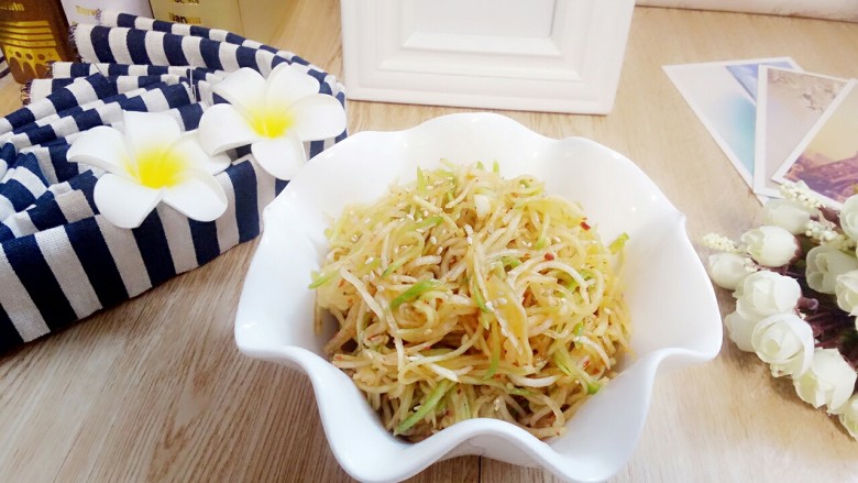 凉拌萝卜丝,拌好后装盘,一道美味的开胃菜