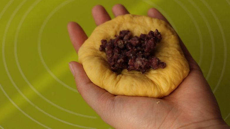 黄金南瓜蜜豆包,翻面,光面朝下,包入蜜豆