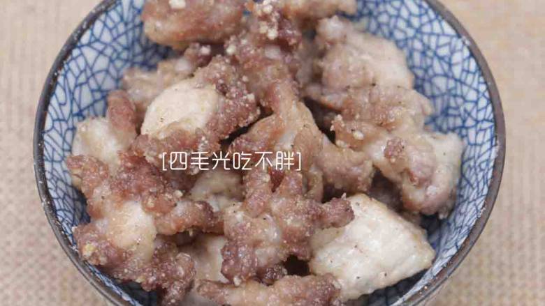 荔枝肉,油温烧至8成热,将肉丸炸至表面微黄,捞起;