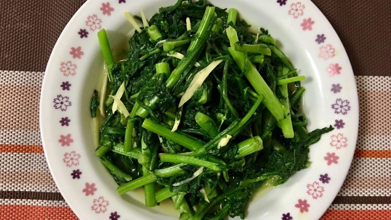 清炒山茼蒿,美味又營養的清炒山茼蒿上菜囉!