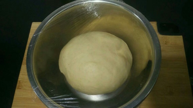 全麦黑提面包,取出放在碗中,盖保鲜膜冷藏发酵一夜至两倍大小(或室温发酵也可)