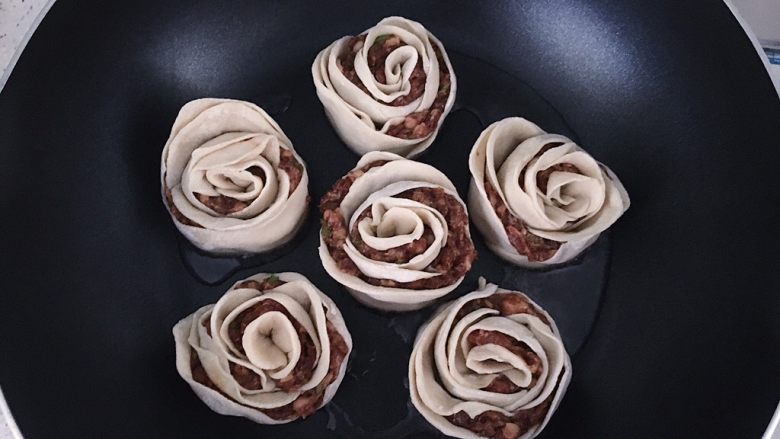 玫瑰花苞蛋饺,平底锅预热倒油,放入玫瑰饺子略煎