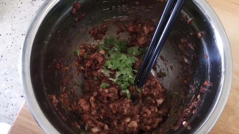 玫瑰花苞蛋饺,顺一个方向搅打肉馅,然后加入葱末
