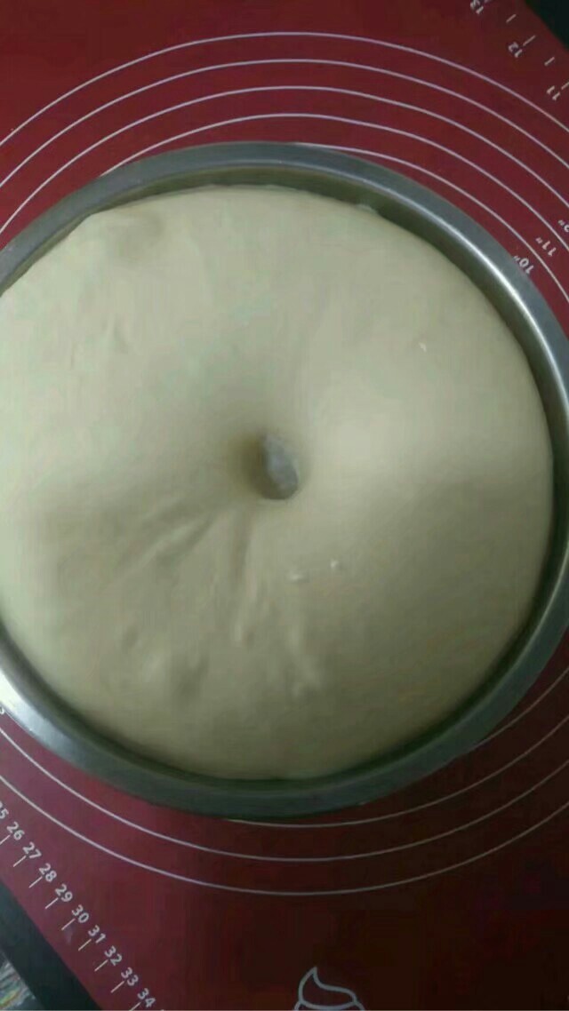 全麦黑提面包,取出面团,手指沾点面粉插个小洞,洞口不塌陷不回缩即一发完成