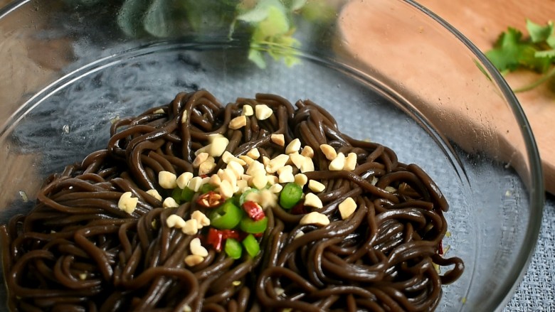 酸辣蕨根粉,将小辣椒跟<a style='color:red;display:inline-block;' href='/shicai/ 11221'>花生碎</a>放在蕨根粉上