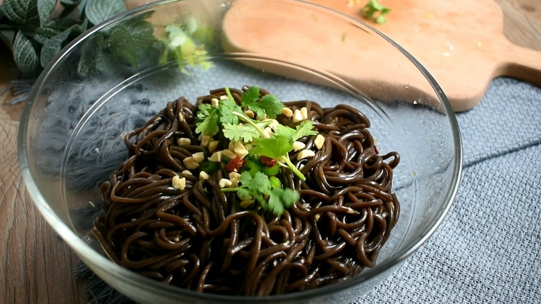 酸辣蕨根粉,最后可以根据个人喜好撒些<a style='color:red;display:inline-block;' href='/shicai/ 131'>香菜</a>,就好啦~