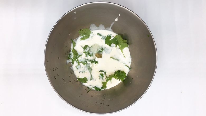 鲜鱼,牛油果柠檬奶酪卷佐香菜芥末酱, 将除了柠檬以外的食材混合……