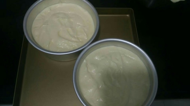 柠檬戚风蛋糕,导入模具中,震出大起泡,放入烤箱中下层120°烤制60分钟