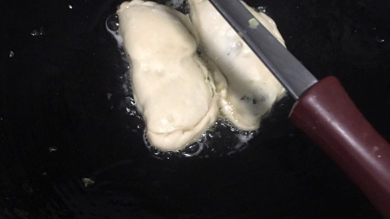 猪肉韭菜盒子,煎至两边金黄,中间鼓起就好啦。