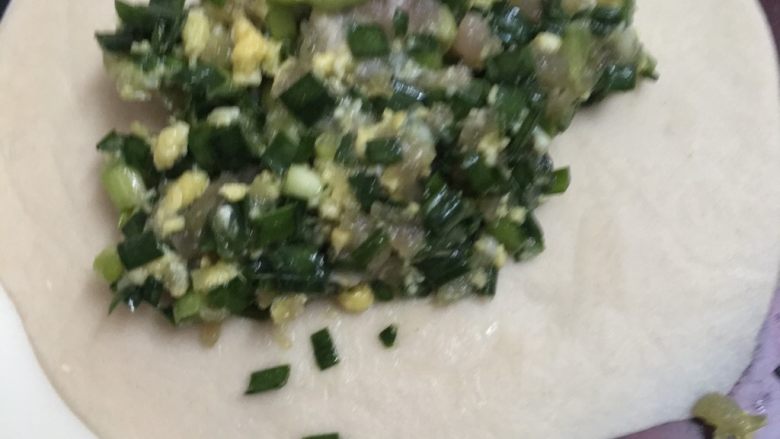 猪肉韭菜盒子,放入适量的馅,最好压平一些。