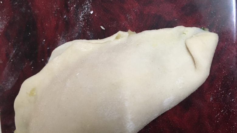 猪肉韭菜盒子,对合之后,从最边边折起一个角。
