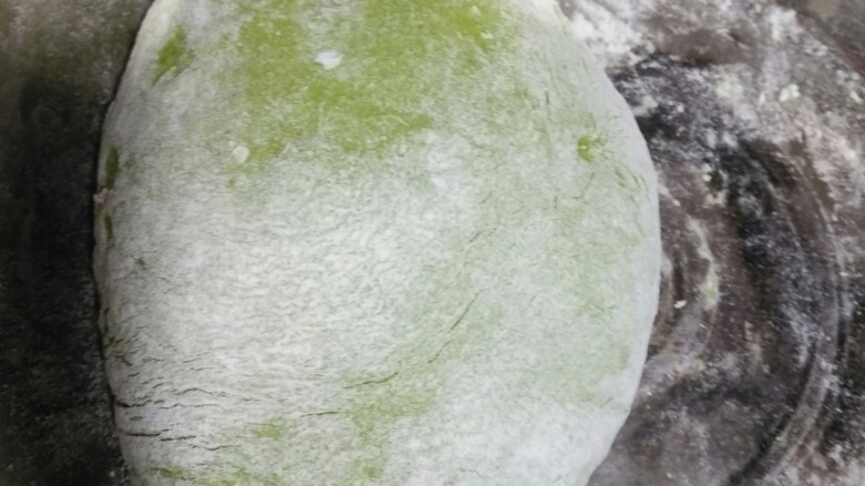 三彩蒸饺,和面记得放发孝粉,我做的死皮的蒸饺,菠菜芹菜叶汁活的面