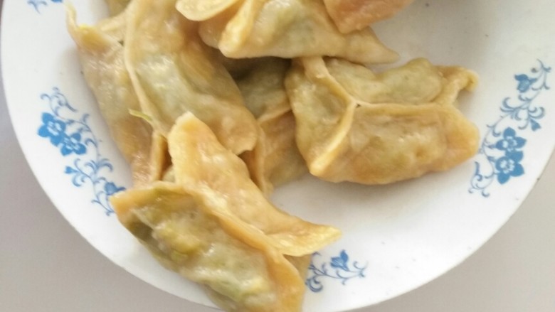 三彩蒸饺,芹菜馅的熟了,变成黄色的了,绿色当时没出锅,出锅吃完,没拍,绿色的皮薄比较软,味道我感觉萝卜好吃,孩子感觉白菜,我老公认为,芹菜的,一个人一口味,爱吃就好