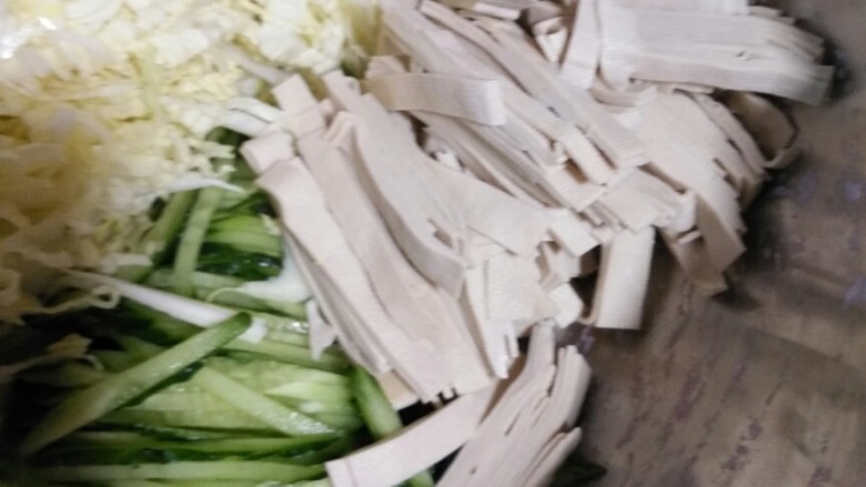 白搭超好吃快手拌凉菜,豆腐丝切好放入小盆,加入青椒丝和,紫色小辣椒丝