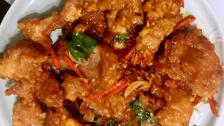 锅包肉,留一点点油,把多余的油倒出去,把胡萝卜、葱姜蒜倒入煸炒,再倒入事先调好的汁,加入炸好的肉,翻炒收汁,撒香菜,完成✅