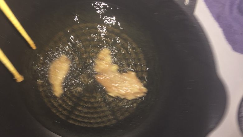 锅包肉,炸裹好生粉的肉依次放油中炸,反转夹出,再将炸过一遍的肉再裹生粉炸第二遍,再将所有肉倒入油中炸第三遍,掌握好火候与时间,煎至颜色金黄捞出