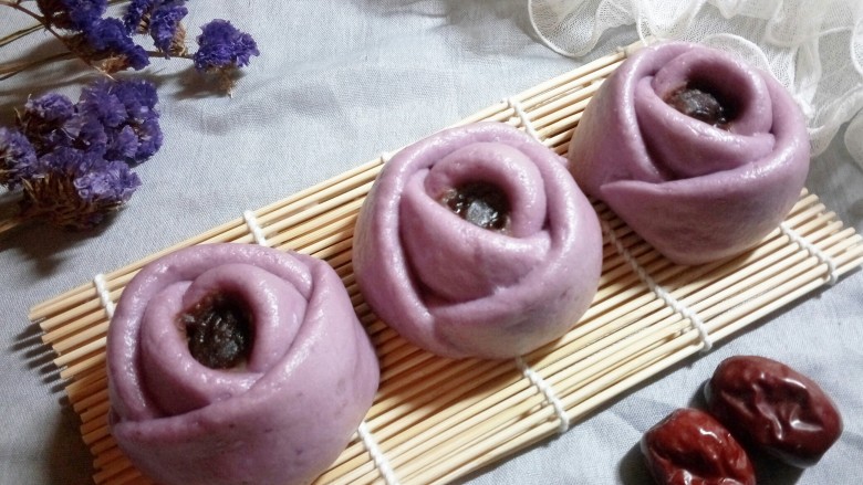 吃掉一朵花+玫瑰花豆沙包,出锅了,正好赶上孩子放学,回来就消灭了3个😂