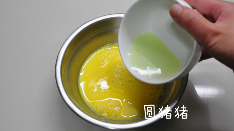 三色蒸蛋,将调好的水淀粉加入打散的<a style='color:red;display:inline-block;' href='/shicai/ 9'>鸡蛋</a>液中,加入盐搅打均匀。