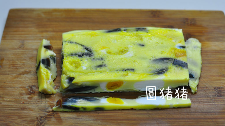 三色蒸蛋,倒扣撕下锡纸,将边缘不整齐的边切掉。