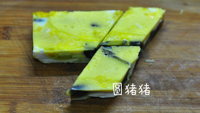 三色蒸蛋,斜切成菱形,第二块要比着切,这样摆盘才好看。