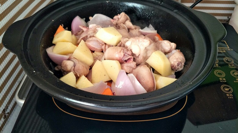 咖喱鸡,炒一会后,加入事先炒过的鸡肉翻炒