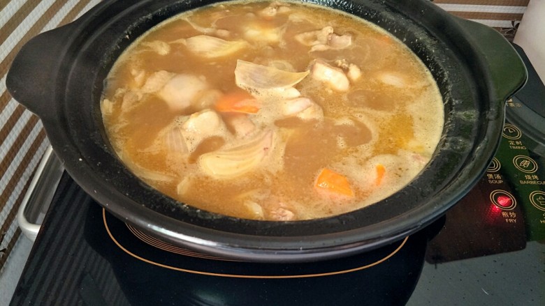 咖喱鸡,盖上锅盖,直至把食材焖软