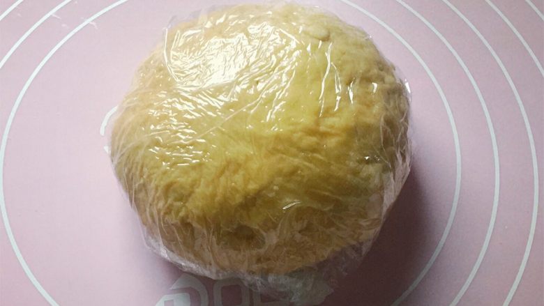 红糖麻花,揉成光滑的面团,包上保鲜膜醒半小时。