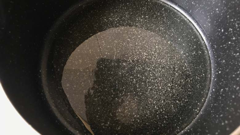 银耳炒鸡蛋,锅中打入玉米油,开中火