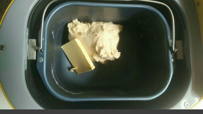 芝麻餐包,启动面包机开始搅拌,25分钟后放入黄油