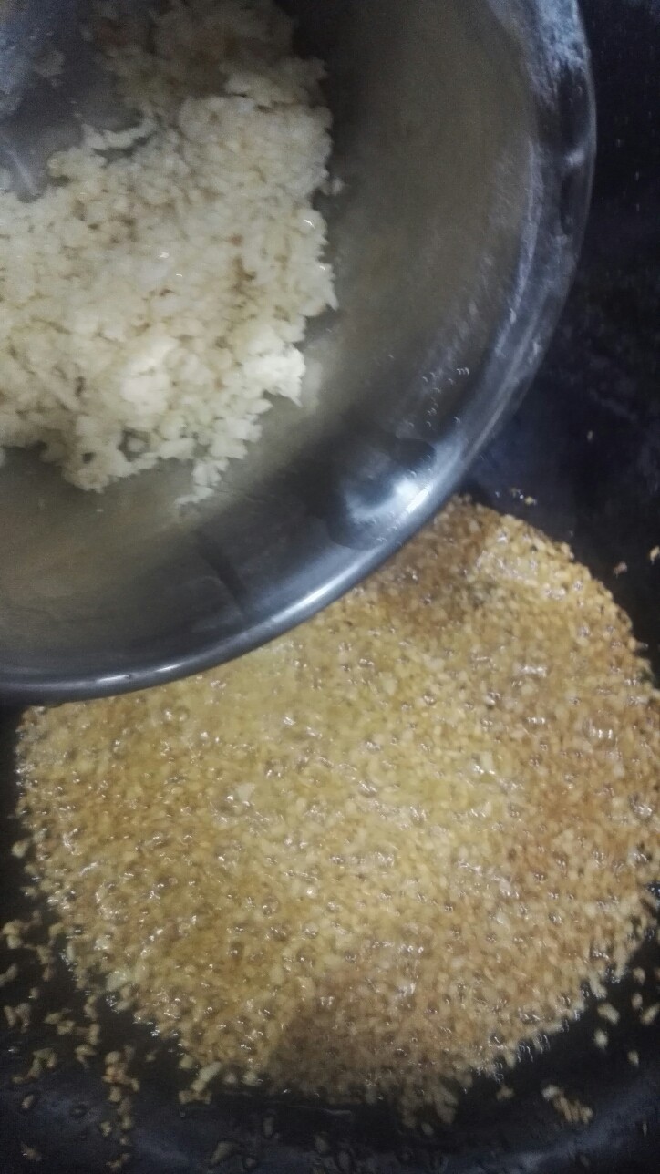 蒜蓉烤生蚝,倒入剩余的蒜末,搅拌。