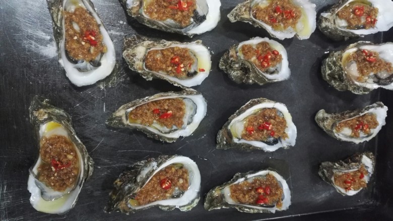 蒜蓉烤生蚝,烤好的生蚝上可以放点泰椒,不仅看起来好看还刺激食欲,如果不吃辣就算了。