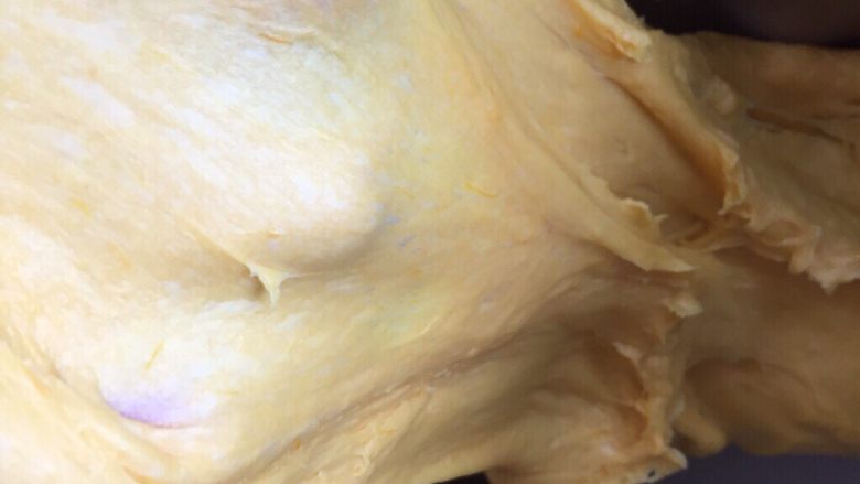 麻糍豆沙南瓜餐包 ,揉出手套膜后面团就揉好了。
启动发酵模式,将面团发酵至原来的两倍大。
